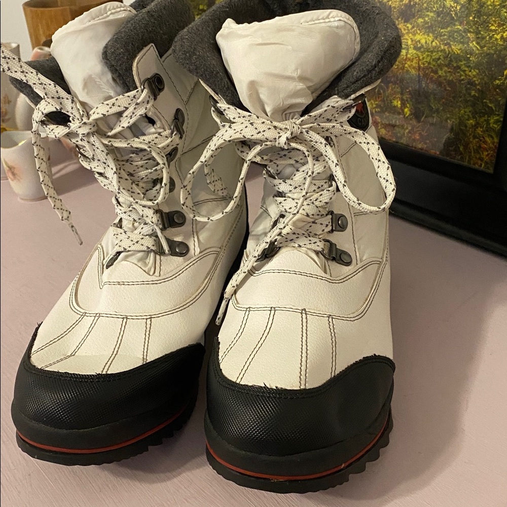 Cougar Canada White and Black Winter Boots, very nice condition. Waterproof - Picture 2 of 7